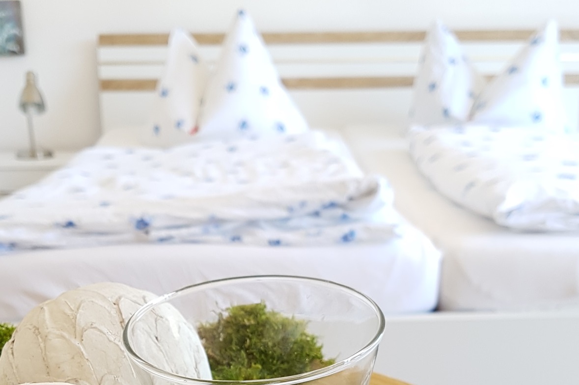 Zimmerdetail Bett im Hintergrund Jägerstieg Bad Grund